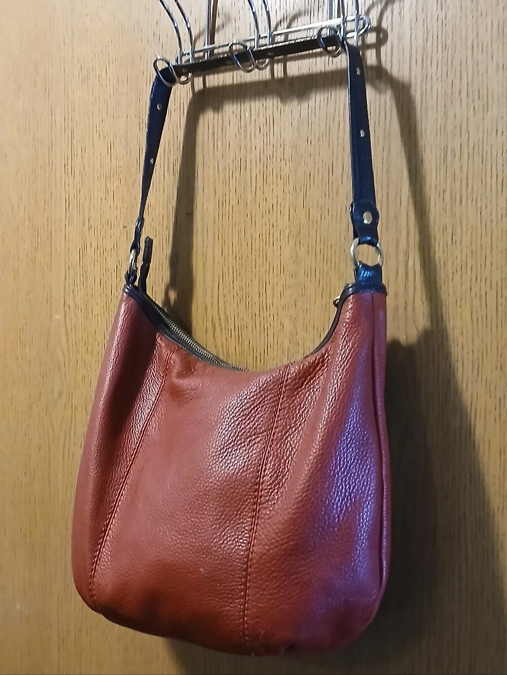 The Sak Rust Brown Leather Hobo Shoulder Bag Purse Zipper Pockets
